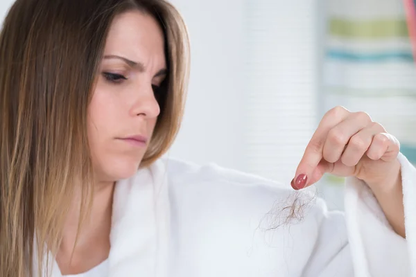 Hairloss から苦しんでいる女性 — ストック写真