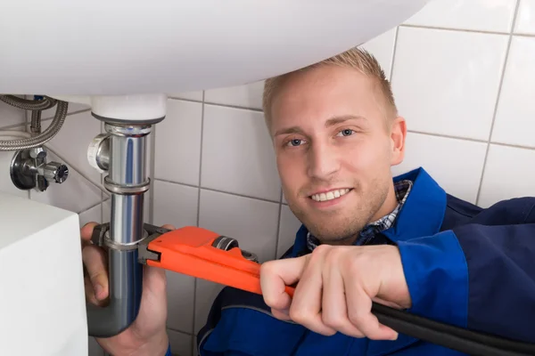 Fregadero de fijación de fontanero masculino en la cocina — Foto de Stock