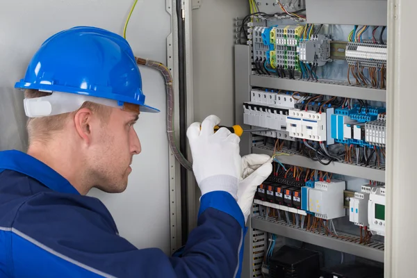 Mannelijke technicus controleren Fusebox — Stockfoto