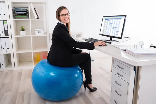 Empresária com Pilates Ball Usando Computador — Fotografia de Stock