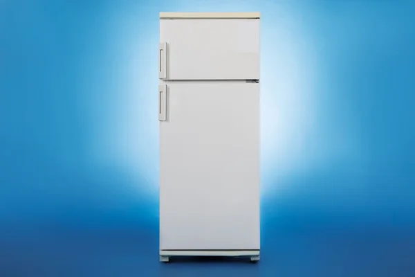 Moderni suljettu jääkaappi — kuvapankkivalokuva