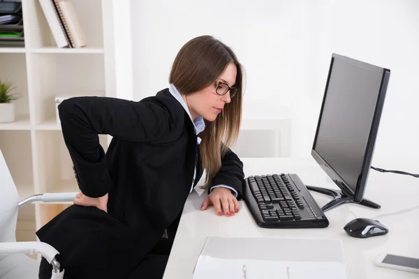 Geschäftsfrau mit Rückenschmerzen — Stockfoto