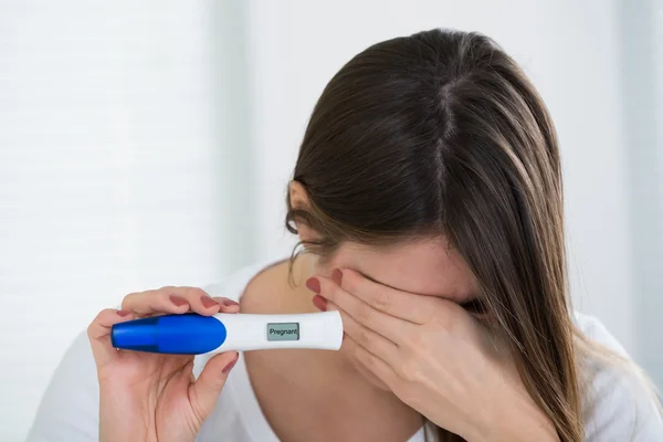 Woman Holding Pregnancy Kit — Stock Photo, Image