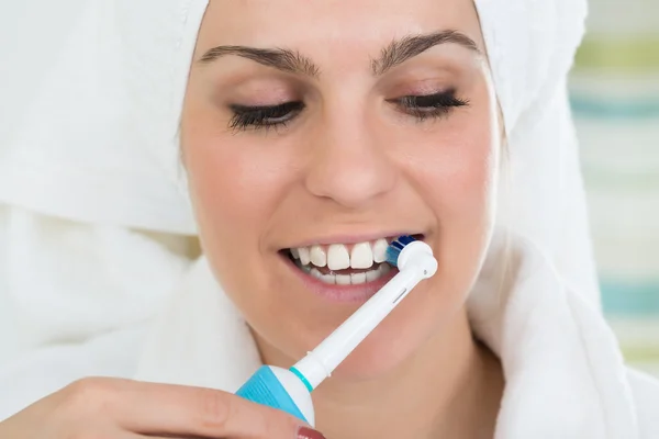 Woman Brushing Teeth — Stock Photo, Image