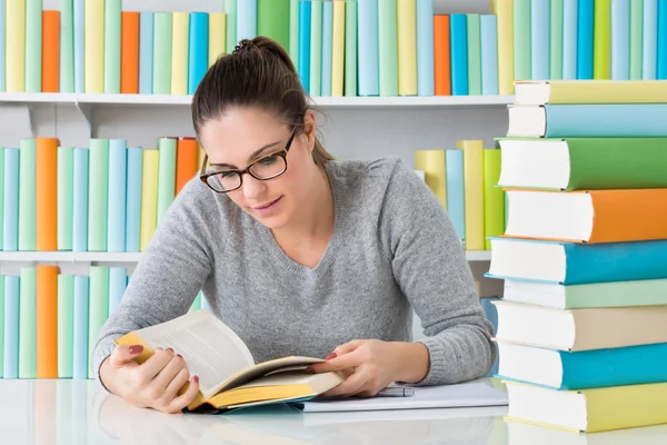 Młoda kobieta w bibliotece — Zdjęcie stockowe