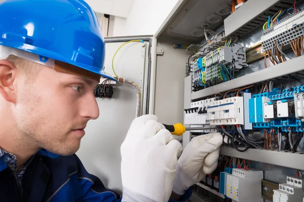 Mužské elektrikář zkoumání Fusebox — Stock fotografie