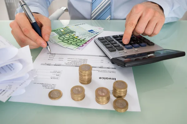 Geschäftsmann berechnet Rechnung — Stockfoto