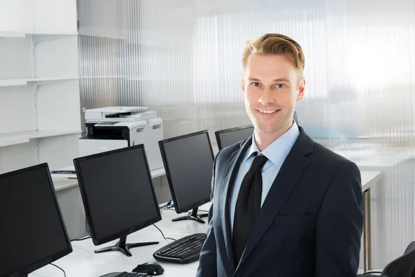 Jungunternehmer im Amt — Stockfoto