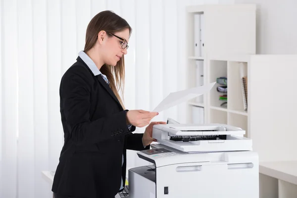 Geschäftsfrau benutzt Kopiergerät — Stockfoto