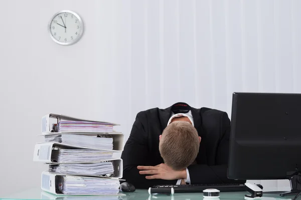 Biznesmen spanie w biurze — Zdjęcie stockowe