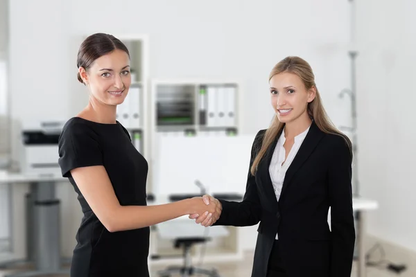 Affärskvinnor skakar hand — Stockfoto