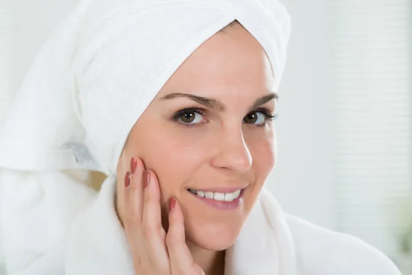 Vrouw met handdoek op hoofd — Stockfoto