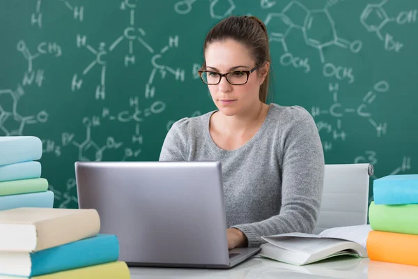 Mujer usando ordenador portátil en el aula —  Fotos de Stock