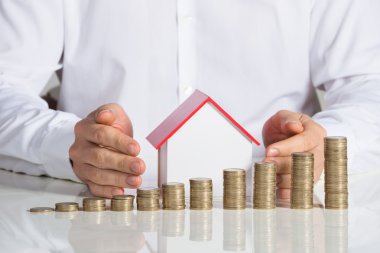 Yığılmış paralar ile ev modeli