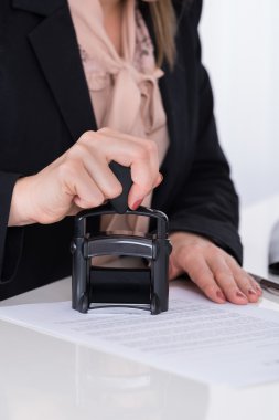 İşadamı el kullanarak Stamper