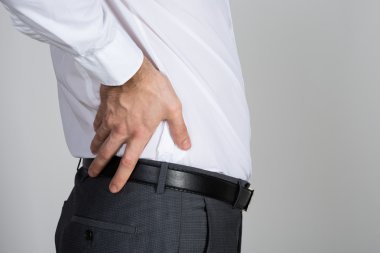 İş adamı sırt ağrısı çekiyor.