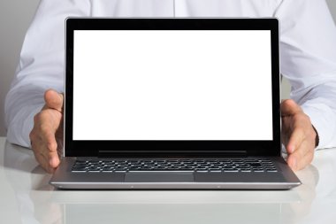 işadamı gösteren laptop
