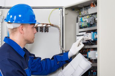 Erkek elektrikçi test Fusebox