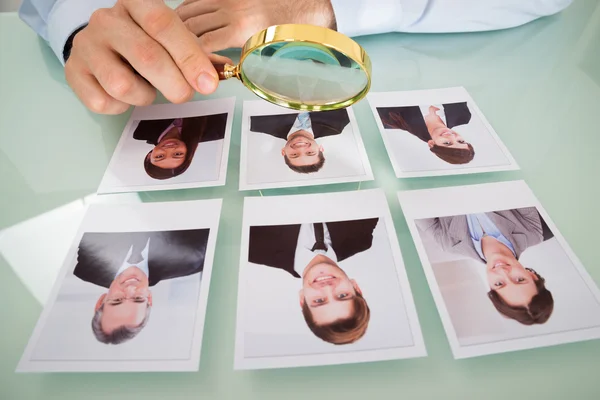 Persona con fotografías candidatas — Foto de Stock