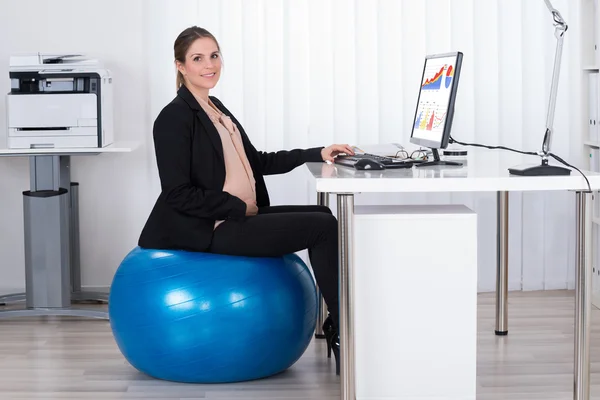Femme d'affaires enceinte avec ordinateur — Photo