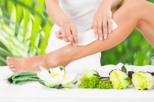 Waxing Woman's Leg — Stock Photo, Image