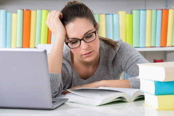 Mujer sentada con libro — Foto de Stock