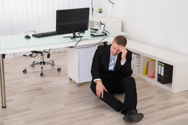Podnikatel sedí na podlaze — Stock fotografie