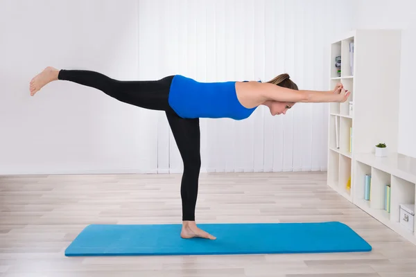 Yoga Yapan Kadın — Stok fotoğraf