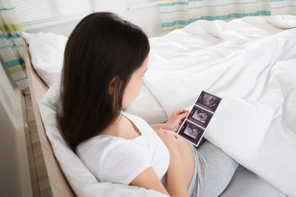 Gravid kvinna med ultraljudsundersökning — Stockfoto