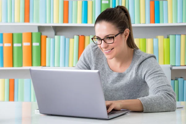 Donna utilizzando il computer portatile — Foto Stock