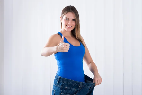 Femme montrant perte de poids — Photo