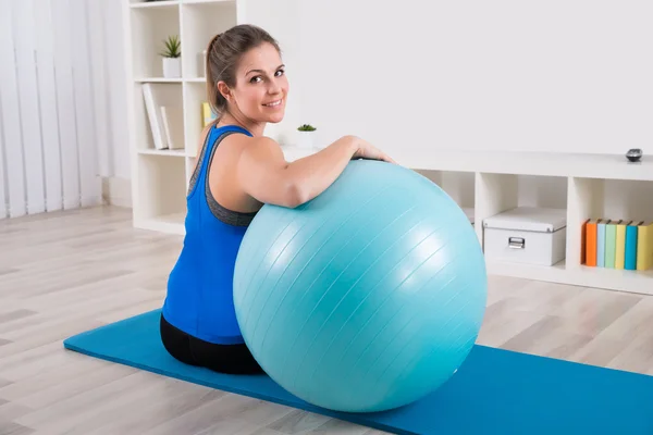 Mujer feliz con pelota de fitness — Foto de Stock