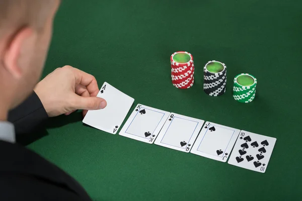 Jogador de poker jogar cartas — Fotografia de Stock