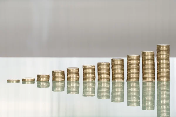 Monedas apiladas en el escritorio — Foto de Stock