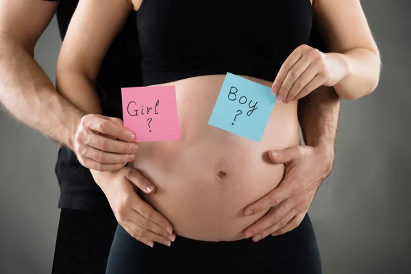 Esperando pareja joven con niño o niña — Foto de Stock