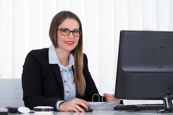 Empresária usando computador — Fotografia de Stock