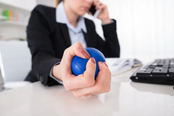 Ung affärskvinna att trycka Stressboll — Stockfoto