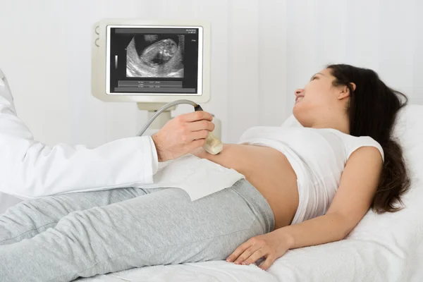 Médico e ultra-som varredura na mulher — Fotografia de Stock