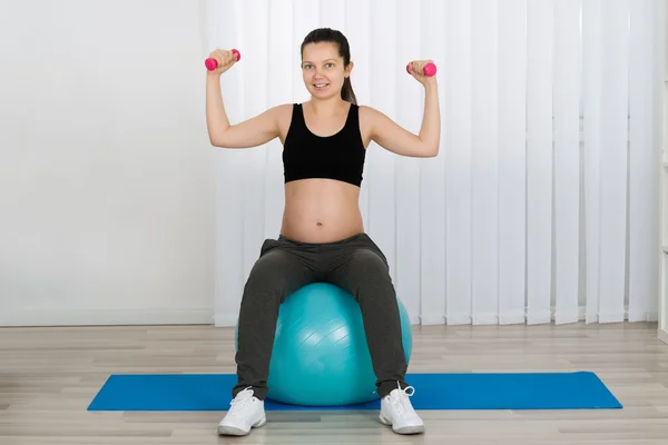 孕妇在健身球上 — 图库照片