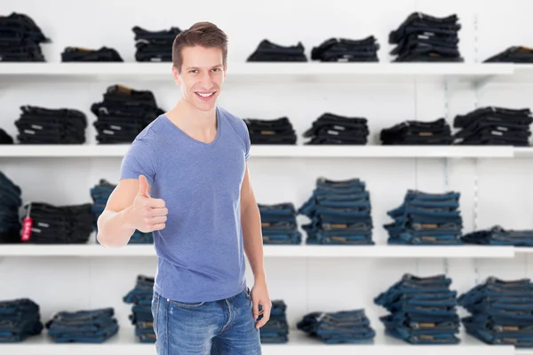 Hombre mostrando el pulgar hacia arriba — Foto de Stock