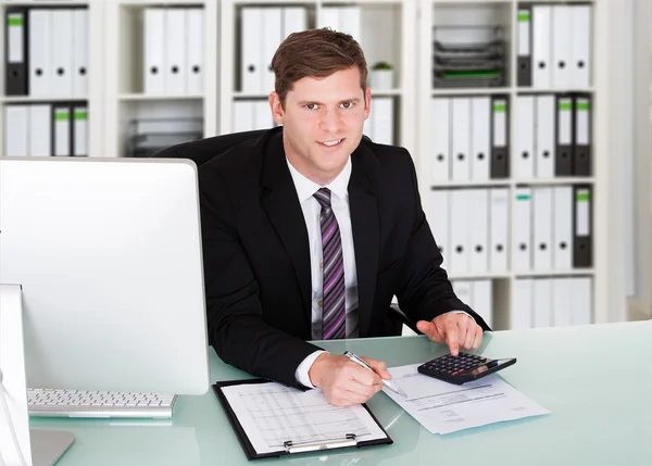 Accountant Using Calculator — Stock Photo, Image