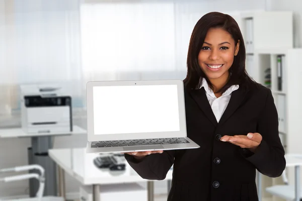 Bizneswoman gospodarstwa puste Laptop — Zdjęcie stockowe