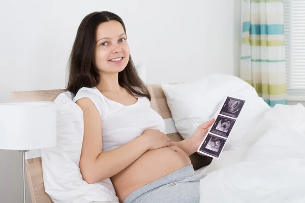 Femme enceinte avec échographie — Photo