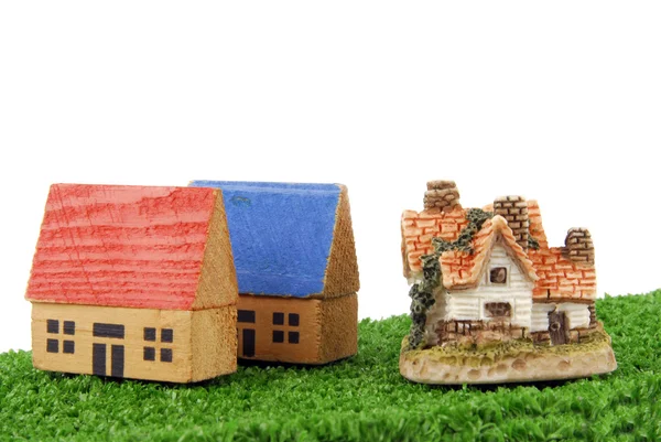 Conceito de casas em miniatura na grama — Fotografia de Stock