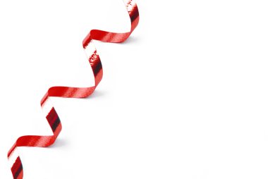 Yılan gibi şerit üzerinde beyaz izole kırmızı konfeti