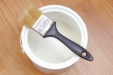 boya tenekeleri ve boya fırçası