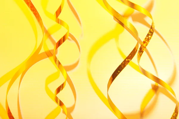 Serpentyn wstążka złotym konfetti — Zdjęcie stockowe