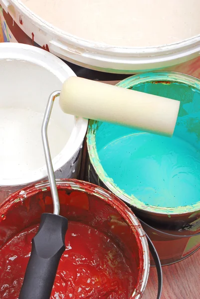 Paint cans and roller — Stock Photo, Image