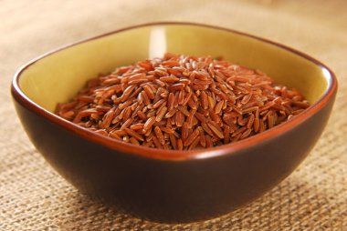 Kendir kumaş üzerine kase kırmızı pirinç