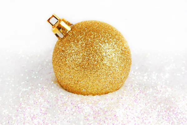 Boule dorée de Noël avec paillettes — Photo